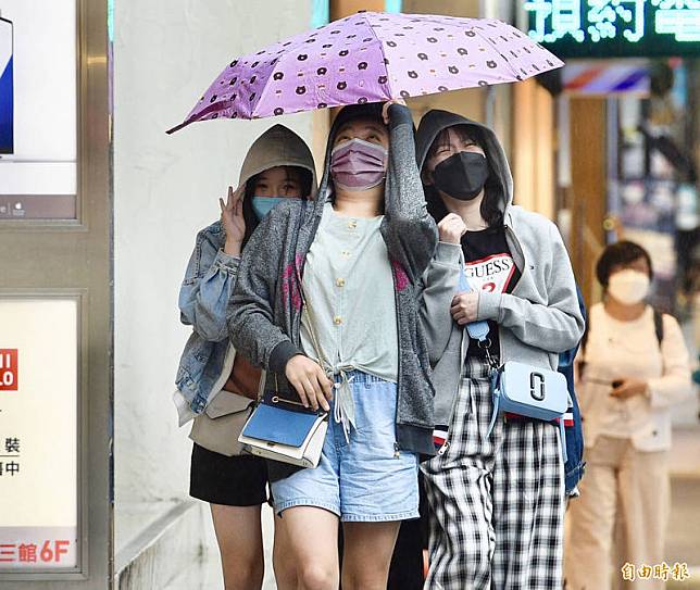 中央氣象局表示，鋒面影響，易有短延時強降雨。(資料照)