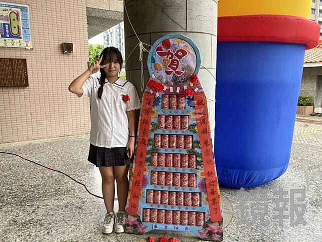 廖姓國中女國中生收到媽媽送的可樂罐頭塔，典禮結束後跟同學一起分享，成為難忘的畢業禮物。台中市議員江和樹提供