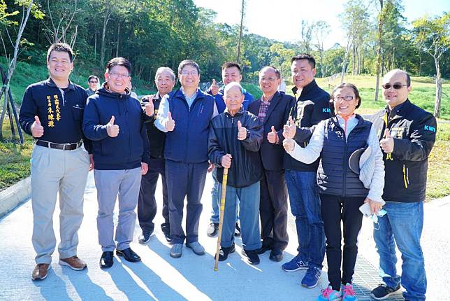 合興森林愛情園區營造完工，竹縣長楊文科邀在地耆老96歲鐵路局老員工鄧錦火共同見證。（記者彭新茹攝）