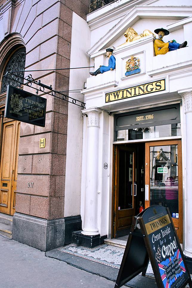TWININGS 位於倫敦 216 Strand 的創始店。Elisa.rolle, CC BY-SA 4.0, via Wikimedia Commons