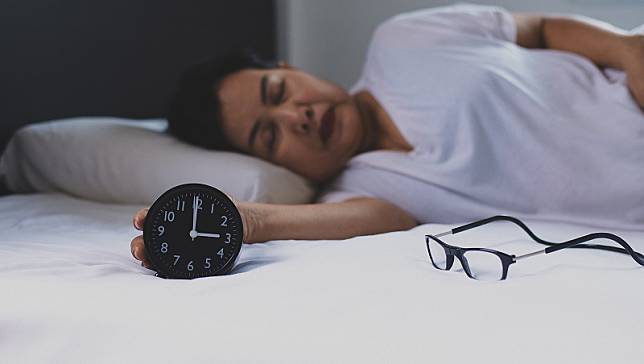 老人早睡早起很正常？可能是身體在叫救命！睡眠專科醫師：「老年失眠」可能代表9種病症