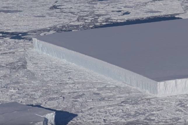 美國太空總署拍到的南極黃金切割冰山。（取自影片）