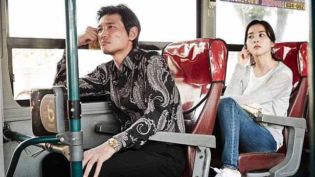 黄晸玟（左）、韓惠軫（右）主演的《不標準情人》劇情虐心，也是2014年最賣座的韓國愛情文藝電影。（翻攝自myvideo）