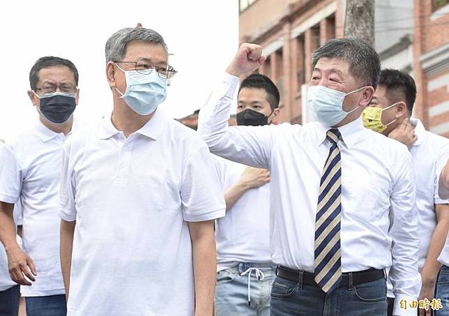 前副總統陳建仁(前排左)表示，國際上認為自疫情以來，台灣人民在指揮官陳時中(前排右)領導下，所有的防疫措施都做得很不錯，不管是確診率、死亡率還是超額死亡率都比世界還低。(資料照，記者羅沛德攝)