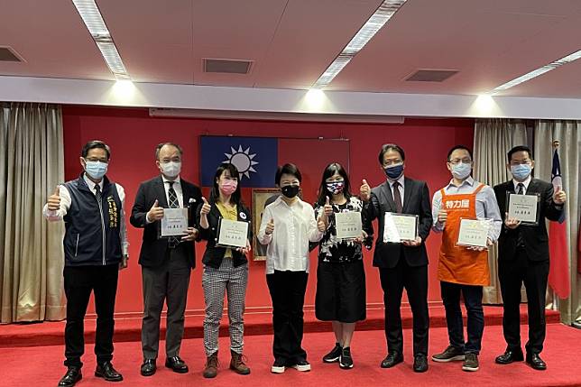 臺中市長盧秀燕（左四）頒予「111年臺中市商場低碳認證」獎牌。（圖／臺中市政府經發局提供）