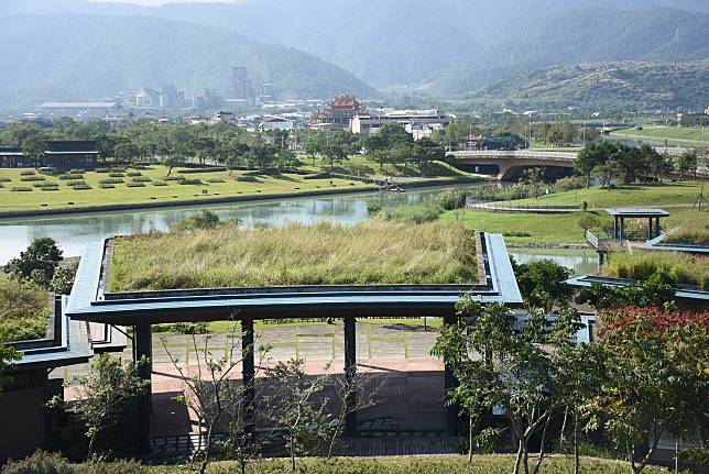 冬山河生態綠舟公園首度開放夜間遊船，即日起至晚上10點可搭船夜航。   圖：翻攝自冬山河生態綠舟臉書