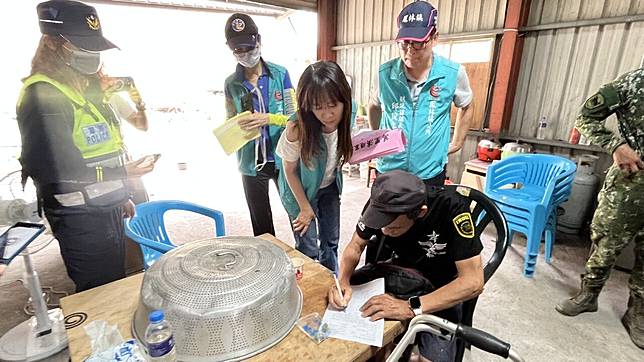 花蓮鳳林鎮公所因應堰塞湖黃色警戒，在國軍兵力協助下，啟動預警性撤離。記者王燕華／攝影
