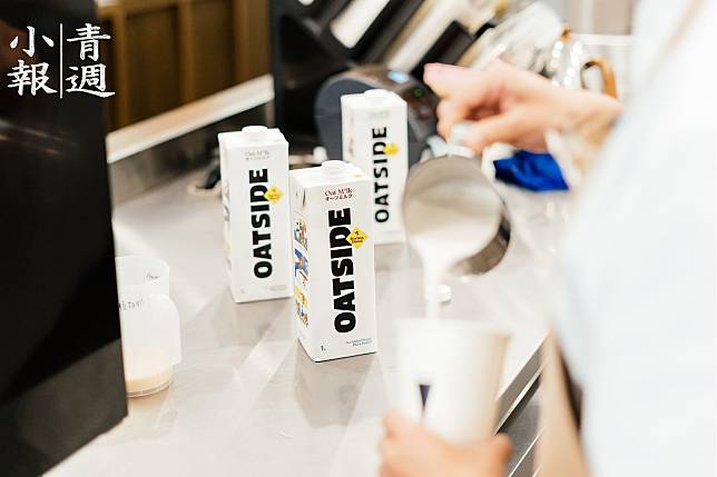 新加坡燕麥奶品牌OATSIDE標榜非常適合咖啡飲品調配。（攝影／林家賢）