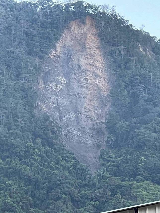 凱米颱風肆虐過後，南投縣仁愛鄉互助村中原部落對面山壁新增崩塌地，輪廓神似台灣地圖。(圖由張大偉提供)