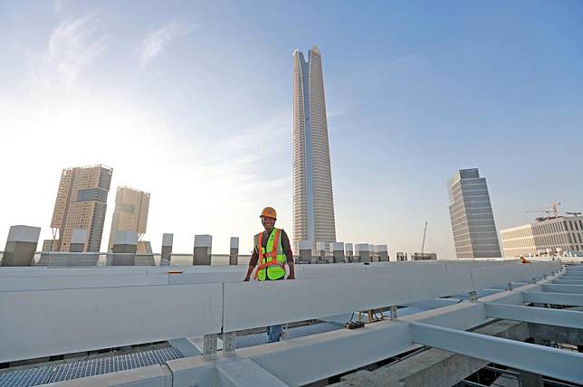 A Chinese worker is seen at the construction site of the Central Business District (CBD) of Egypt's new administrative capital, 45 kilometers east of Cairo, Egypt, Nov. 22, 2023. (Xinhua/Sui Xiankai)