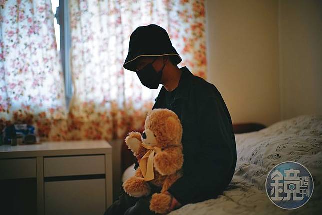 J年幼時被親戚不當觸碰身體，壓抑超過20年不敢說。