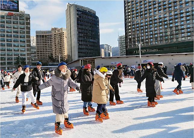 首爾廣場–首爾廣場溜冰場位處市區，鄰近明洞，只於冬日期間開放，甚受當地人歡迎。（卓惠媛攝）