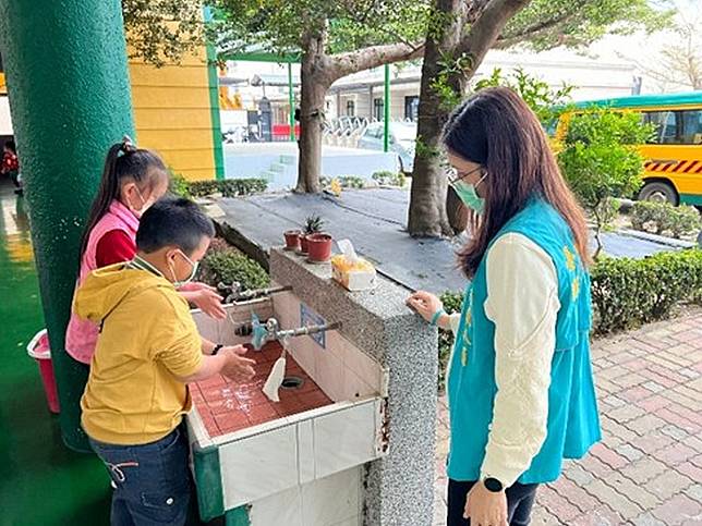 防疫人員輔導園所洗手設備及瞭解小朋友正確洗手。（圖：衛生局提供）