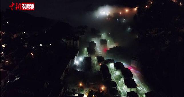 江西廬山夜城燈色在迷霧下變得柔和。（中新社片段截圖）