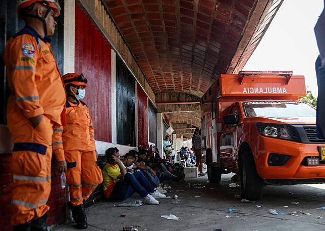 This photo provided by COLPRENSA on Jan. 22, 2025 shows emergency workers and displaced people at the General Santander Stadium in Cucuta, Colombia. (Catalina Olaya/COLPRENSA/Handout via Xinhua)