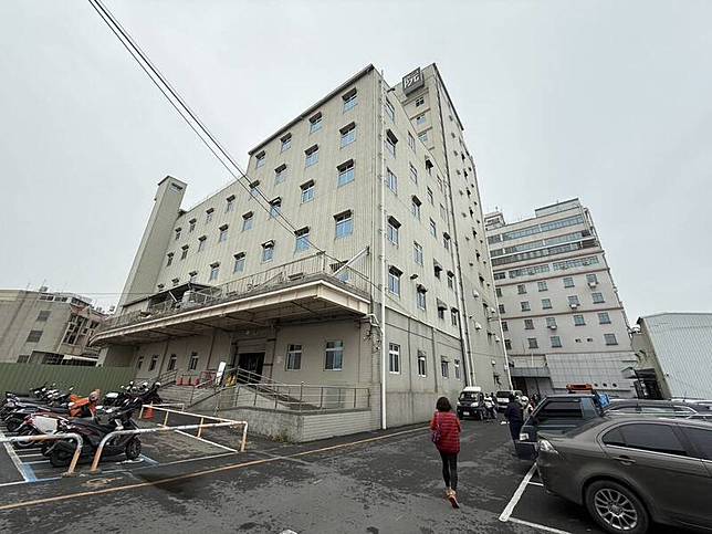 屏縣府1月3日前往安泰醫院張貼拆除公告，將於1月14日強制拆除違建部分。(屏縣府提供)