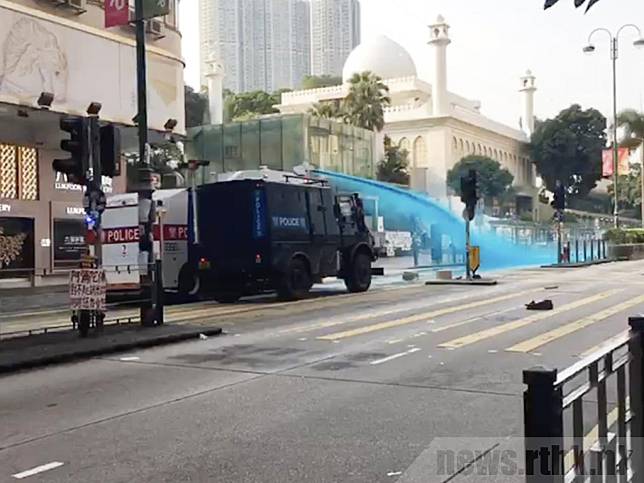 警方發射水炮致清真寺大閘染藍。(港台圖片)