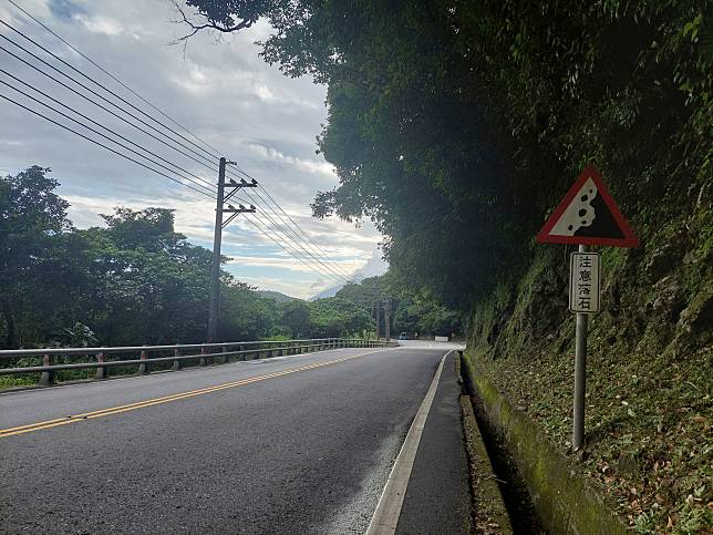 陳姓男子騎經蘇花公路，壓到落石摔車，質疑公路局沒有在該路段設置警告標誌，未做好防護，求償346萬餘元。本報資料照