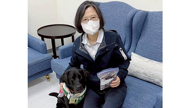 蔡英文帶自家烘製的巴拉圭牛肉乾來慰勞Oba。翻攝蔡英文臉書