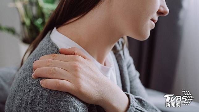 婦人大掃除後肩旋轉肌腱整片鈣化劇痛。（示意圖／shutterstock達志影像）