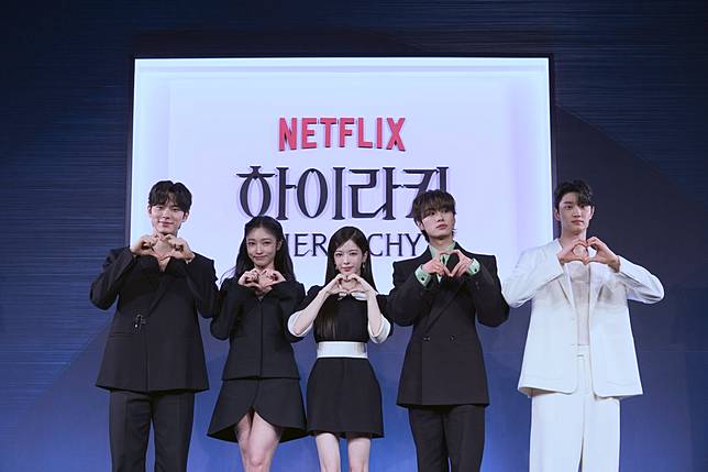 《名校的階梯》的5名演員（左起：李彩玟、池惠圓、盧正義、李元禎、金載原）接受採訪。（圖／Netflix 提供）
