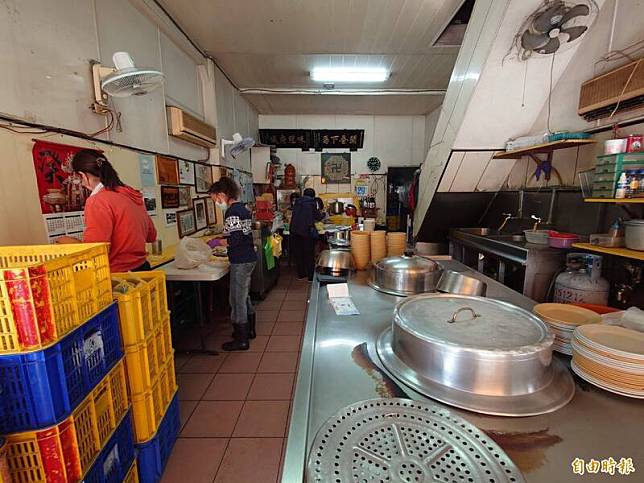 「圓環頂菜粽」傳香台南超過1甲子，停業消息一傳出，今天粽子賣光光。(記者洪瑞琴攝)