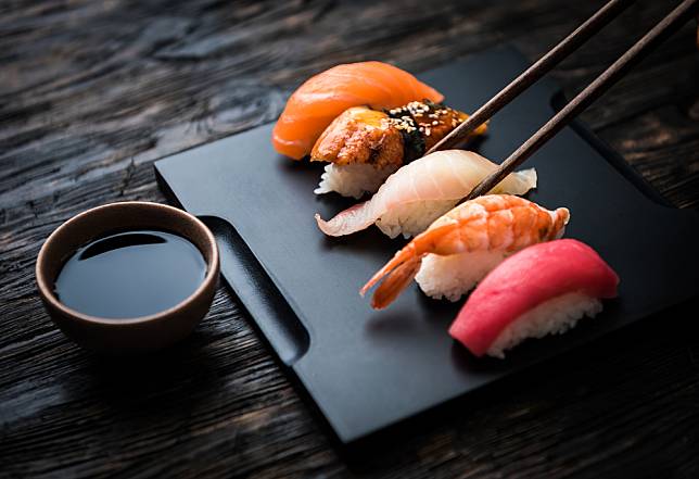 營養師解析⟫生魚片、握壽司與軍艦壽司熱量大公開