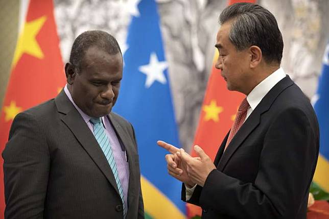 2019年9月21日，中國外長王毅與索羅門群島外長馬內列（Jeremiah Manele）在北京簽署建交公報。（AP）