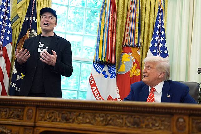特斯拉執行長馬斯克（Elon Musk）與美國總統川普（Donald Trump）近日在社群上公開對峙，嚴重影響特斯拉股價。（資料照，美聯社）