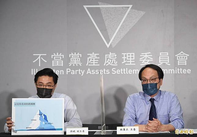 黨產會主委林峯正(右)、副主委孫斌(左)舉行「認定社團法人中國青年救國團之財產為不當取得財產」記者會。(記者劉信德攝)