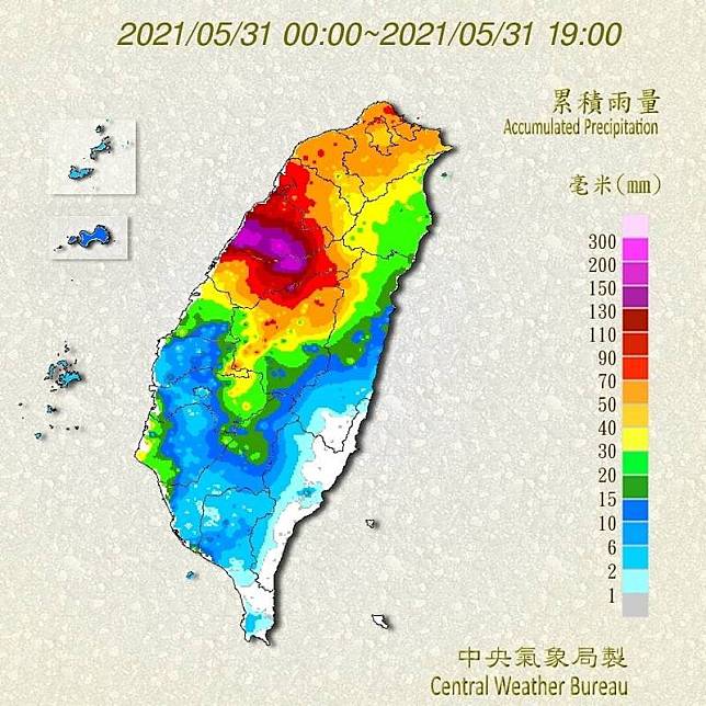 中央氣象局在官網公布累積雨量排行榜，其中台中市與苗栗縣幾乎包辦前10名，苗栗縣長橋中象道路測站以213毫米累積雨量奪冠，就有網友看到累積雨量圖開心直呼「彩色天空真漂亮」。(圖取自中央氣象局)