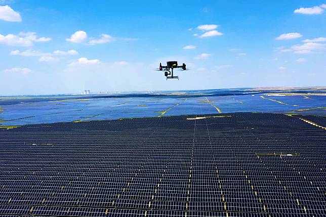 This aerial drone photo taken on May 12, 2024 shows a drone conducting intelligent inspection at the Ningdong photovoltaic base in northwest China's Ningxia Hui Autonomous Region. (Xinhua/Xu Jinyu)