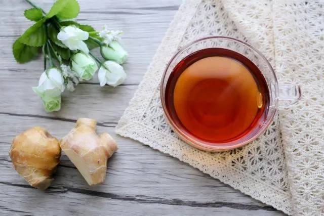 薑茶是一種溫暖的飲品，對於舒緩喉嚨不適非常有幫助。（示意圖／photoAC）