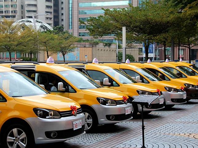 Uber宣布併購本土計程車「皇冠大車隊」，全案還有待主管機關核准。（圖：「皇冠大車隊」臉書）