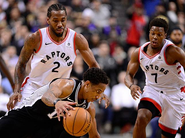 DeMar DeRozan（前）出現要命失誤，被Kawhi Leonard（左）將球抄走。（達志影像）