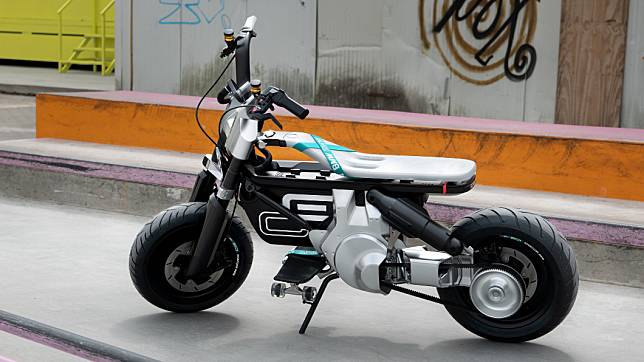 BMW Motorrad發表電動速克達CE 02。(圖片來源/ BMW)