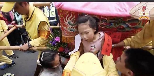 女童被媽祖鑾轎壓身近10分鐘。(記者顏宏駿翻攝自「拱天宮臉書直播網」)