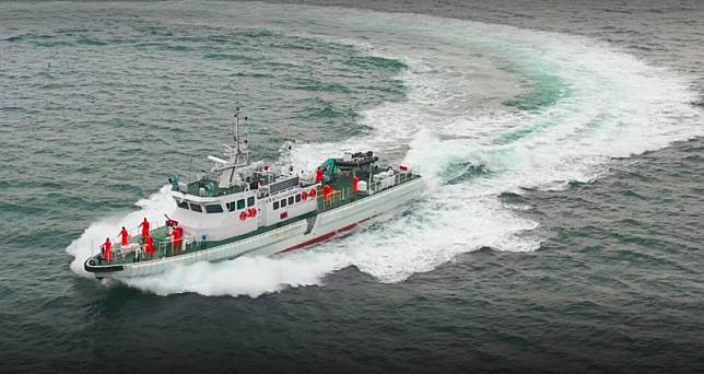 新竹海巡隊今天上午發現 1 艘越界中國漁船違規拖網作業，因對方衝撞船艇，海巡人員遂強力登船控制。 圖：翻攝海巡署金馬澎分署官網