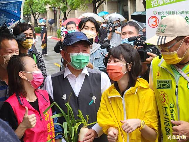 民進黨台北市長候選人陳時中今天早上到內湖洲尾社區徒步掃街拜票，立委高嘉瑜也到場陪同。(記者何玉華攝)