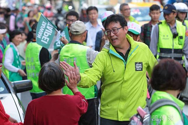 民進黨台北市長候選人姚文智3日出席「 skyline手牽手」掃街拜票活動。（顏麟宇攝）