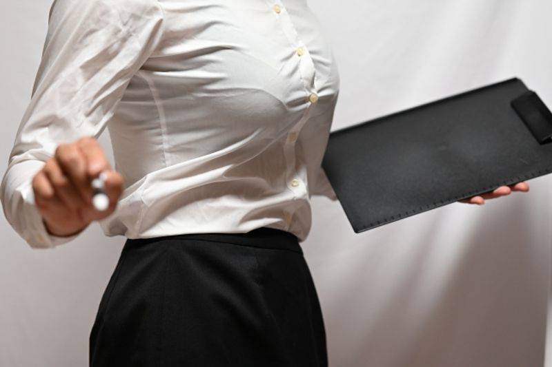 討論牆 | 「吃飯吃到床上」軍人老公偷情餐廳闆娘　年薪700萬證券副總妻反擊！小三哭哭了 | LINE TODAY