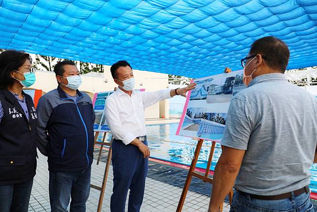 迎接一一一年全民運動會，翁章梁﹙右二﹚九日上午前往縣立游泳池，視察整修工程。﹙記者張誼攝﹚