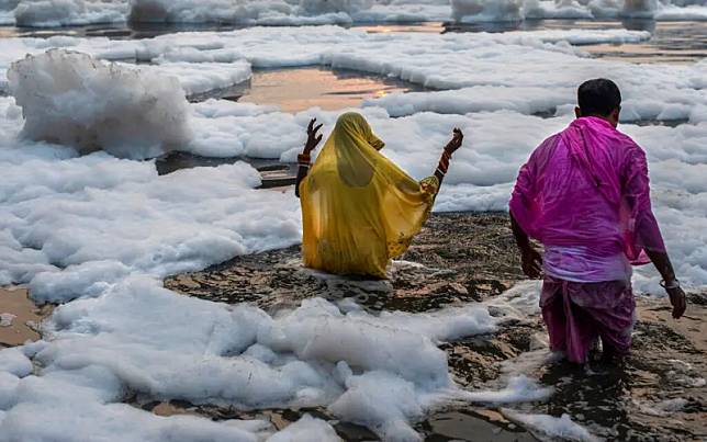 ▲印度正在試圖解決日益嚴重的環境污染問題，恆河支流之一的亞穆納河（Yamuna River）水面被有毒的白色泡沫覆蓋，導致超過兩千萬位當地居民患病。資料照片。（圖／美聯社／達志影像）