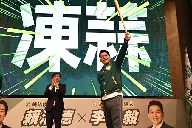 陳其邁(左)致贈勝利球棒給李柏毅(右)。 圖：李柏毅競總/提供