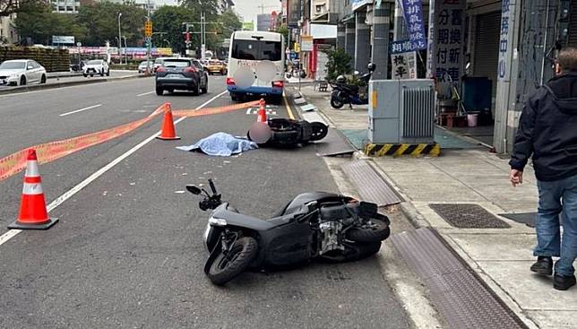 中興大學旁2輛機車擦撞，63歲林姓男騎士倒地後被東南客運公車輾過，當場死亡。民眾提供