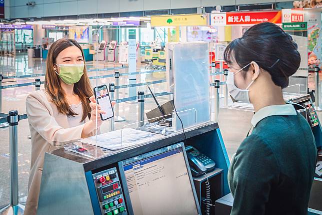 長榮航空推出「旅客健康聲明」電子化系統，旅客提前完成填寫，再於搭機當天由機場地勤人員確認即可，既省時又能減少不必要的接觸。 （長榮航空提供）