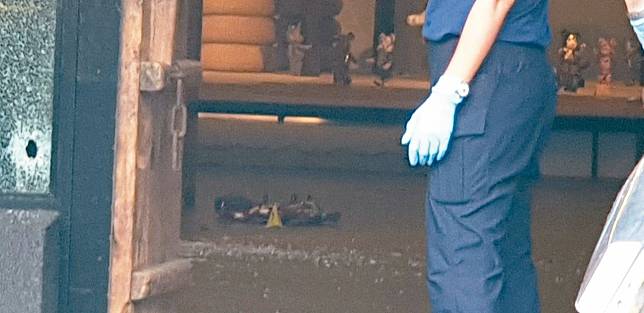 台中市沙鹿區一家茶館昨發生槍擊命案，茶館內多處可見彈孔痕跡。 記者游振昇／攝影