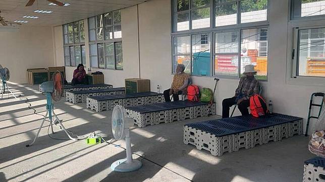 光復鄉東富國小收容所，教室內插座不夠、天花板吊扇不轉，只能自己拉5條延長線、搬自家工業電扇給長輩吹。(民眾提供)