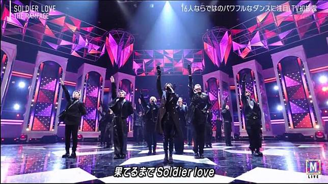 「THE RAMPAGE from EXILE TRIBE」表演新歌《SOLDIER LOVE》，做出類似納粹敬禮的手勢。圖片翻攝hanbinsthird3y3推特，影片翻攝rr_KURI推特