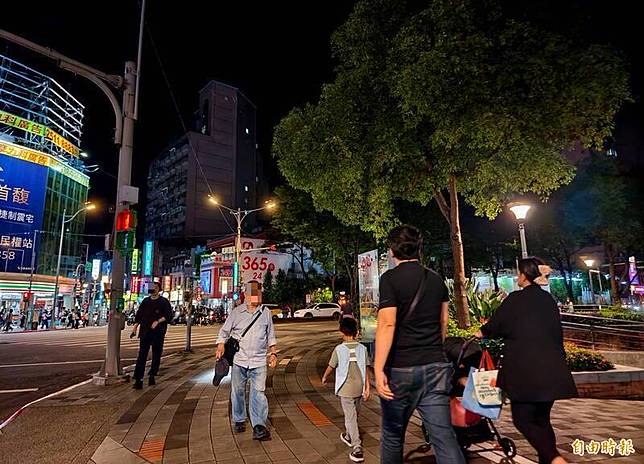 公園和寧夏夜市僅一街之隔，美食與公園的衛生隱憂形成強烈對比。(記者王藝菘攝)